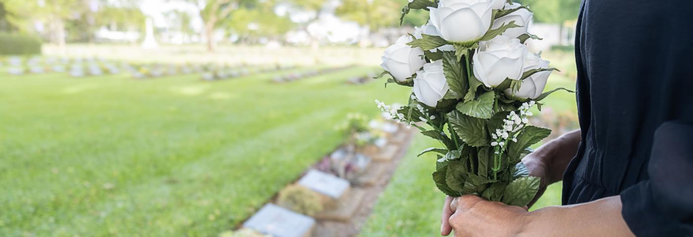 Entierro y funeral: diferencias e importancia