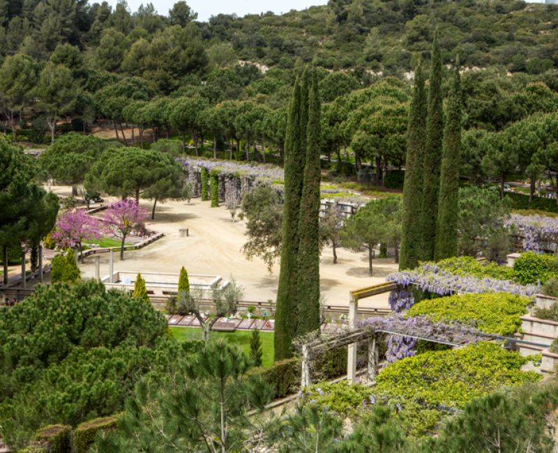 Vista aérea del cementerio comarcal roques blanques
