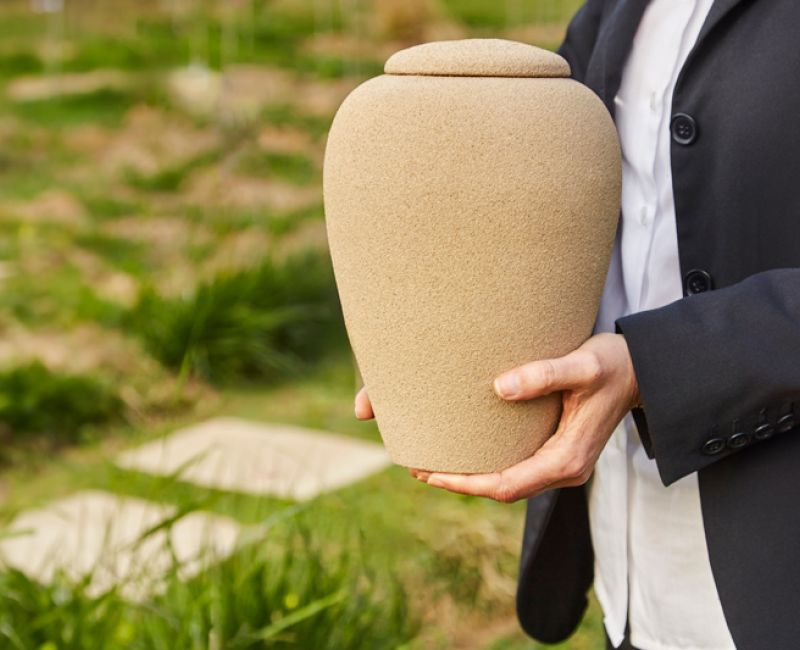 Urna custodiada en cementiri roques blanques del papiol