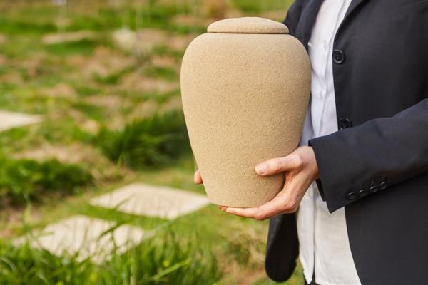 Urna custodiada en cementiri roques blanques del papiol